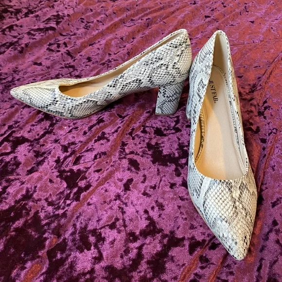 Women’s Size 12  Tan Snakeskin Pump. - Picture 4 of 8